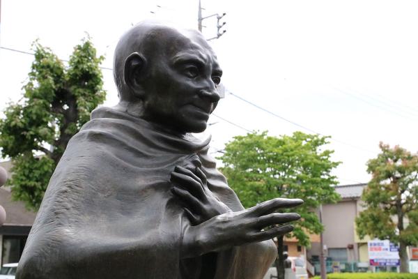 「マハトマ・ガンジー」の像。高田はロラン邸で彼と交流した
