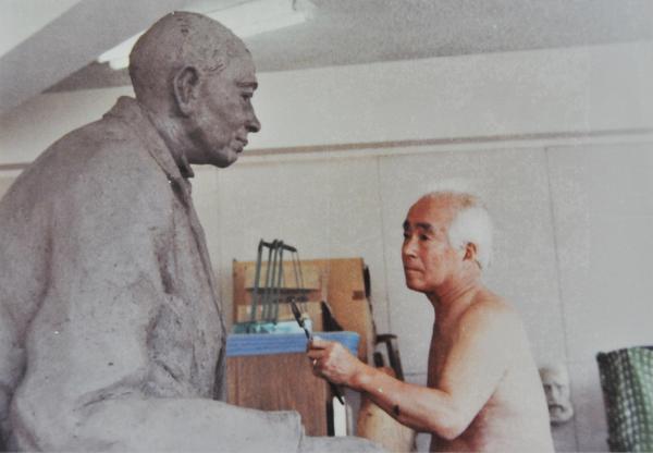 半裸で作品に向かう高田。晩年も精力的に彫刻を制作（写真提供：東松山市教育委員会）