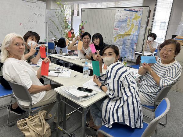 七夕の時期には短冊づくりを楽しんでいる（写真提供：LTC友の会）