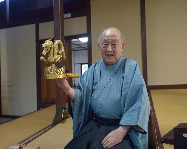 お手製の木彫りの金龍。能「大般若（だいはんにゃ）」の間狂言・深沙大王の眷属（けんぞく）に使用する