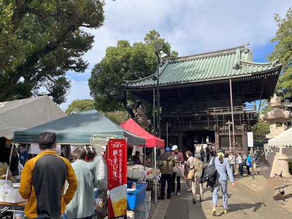 多くの人でにぎわう堀之内妙法寺の境内