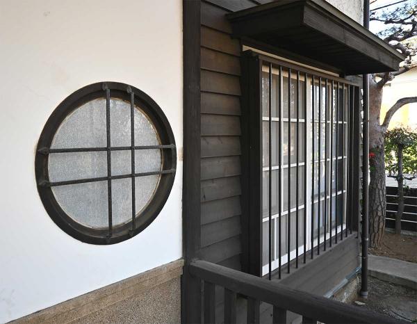 丸窓は、内側の和室から見ると枠内に組まれたデザインが異なる