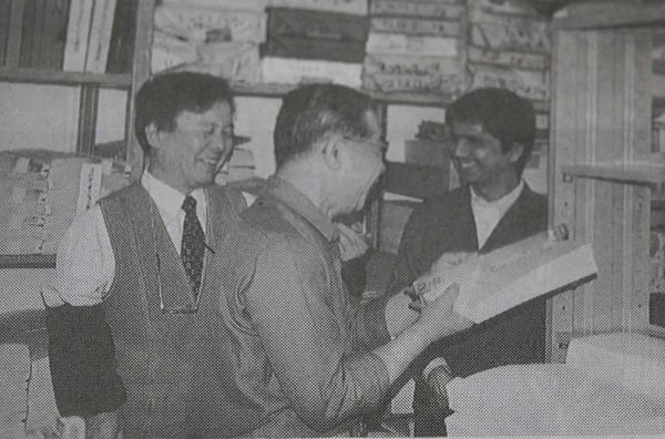 1994（平成６）年、ネパール出張時の佐藤さん（左）（写真提供：社会福祉法人 東京ヘレン・ケラー協会）