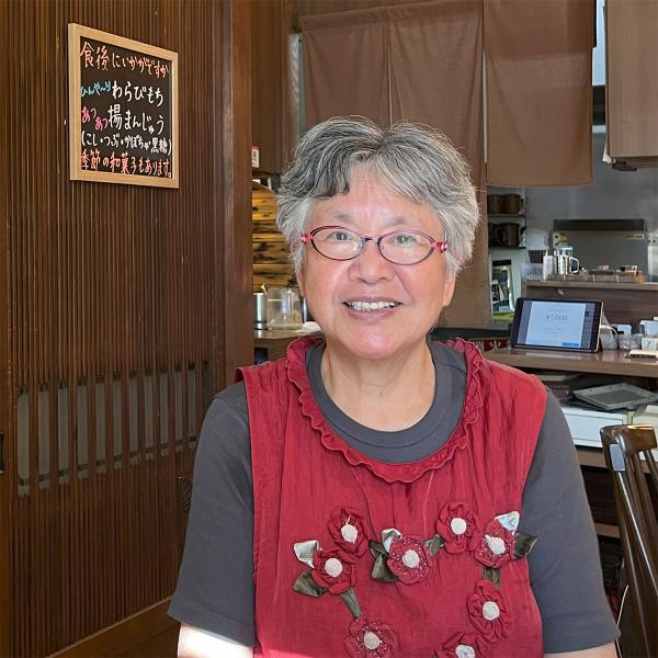 山田重子さん。３代続く「清水屋」の店内にて