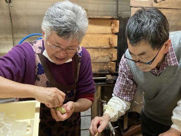 ２代目・３代目店主やスタッフに感謝しながら、今も作業をする山田さん