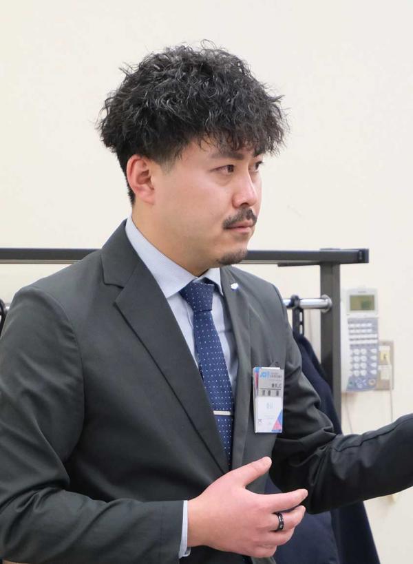 定例会で講評を担当した渡邉さん