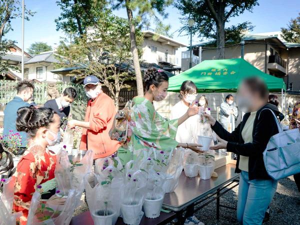 来場者が楽しみにしている千日紅配布（写真提供：山田重子さん）