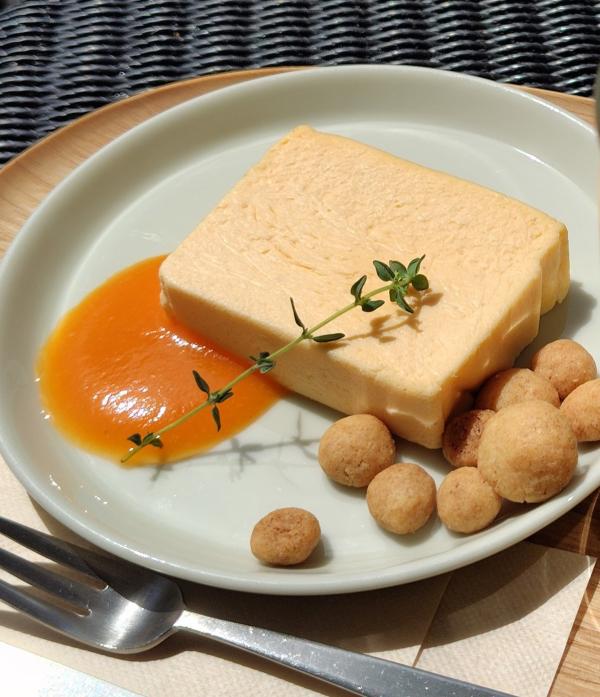 口でとろける優しい味の「チーズケーキ」(680円)
