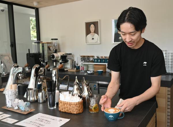 代表の佐藤さん。すっきりしたカウンター越しに会話が弾む