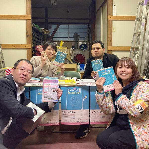 チケット販売所で「ちょいのみ券」を購入。参加店舗についても教えてくれる（写真提供：阿佐ヶ谷飲み屋さん祭り実行委員会）