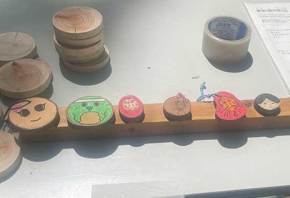 木の輪切りで作るコースターやストラップ。かわいくできたかな？