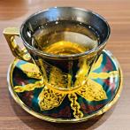 ブレンドハーブティー「私のお守り茶」。街で一目ぼれしたティーカップは、トルコ製