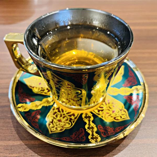 ブレンドハーブティー「私のお守り茶」。街で一目ぼれしたティーカップは、トルコ製