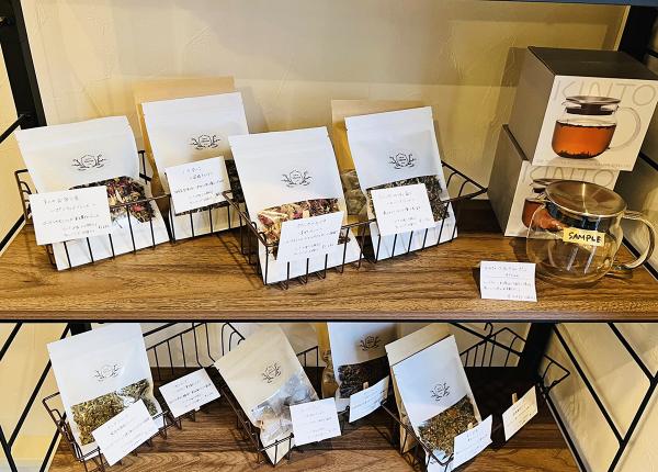 オリジナルブレンドの店内販売。リーフ20g入りとティーバッグ６個入りがある