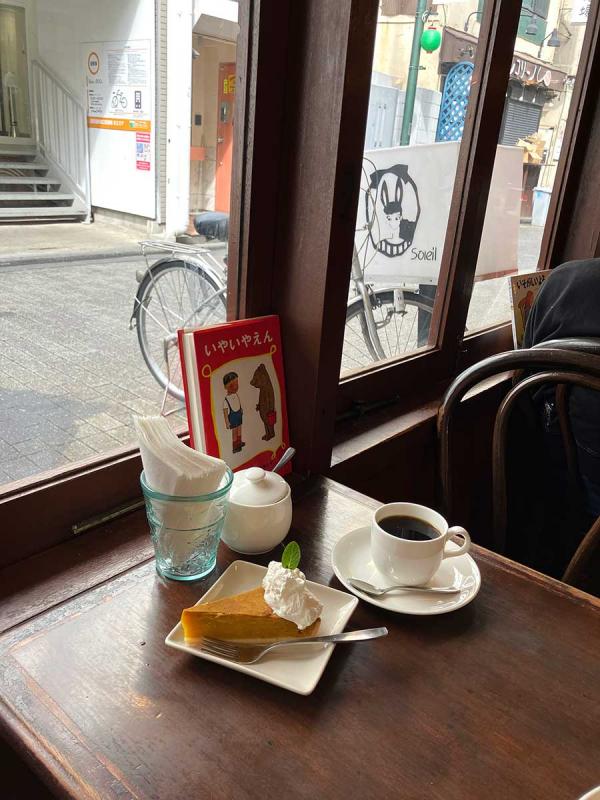 ほんのり甘くしっとり濃厚な「パンプキンパイ」。店内の本は気軽に閲覧できる