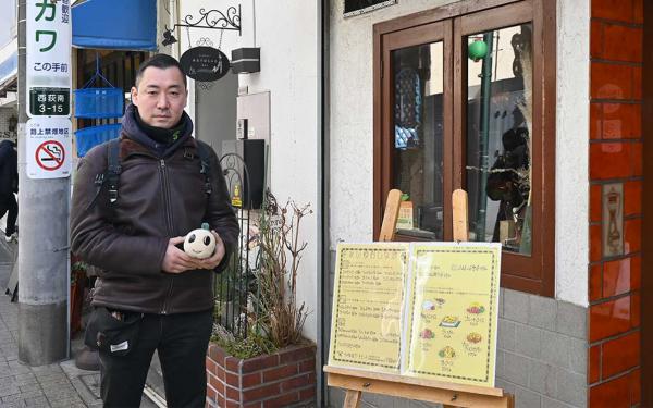 取材に協力してくれた「それいゆ」の前で。目黒さんお気に入りの喫茶店