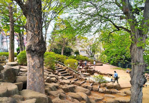 台地と斜面を利用した井荻公園は、今も変わらず子供たちの遊び場