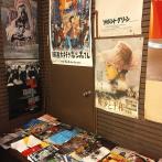ロビー前のチラシとポスター。ソ連映画の超大作「戦争と平和」は、こけら落とし時に上映された