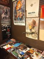 ロビー前のチラシとポスター。ソ連映画の超大作「戦争と平和」は、こけら落とし時に上映された