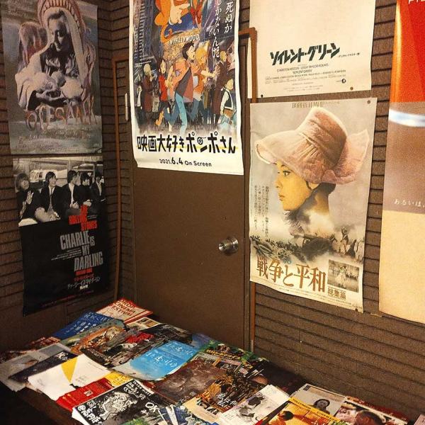 ロビー前のチラシとポスター。ソ連映画の超大作「戦争と平和」は、こけら落とし時に上映された