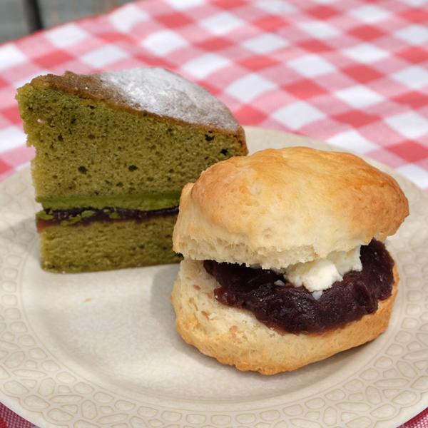 「あんクロテッドスコーン」と「抹茶ケーキ」