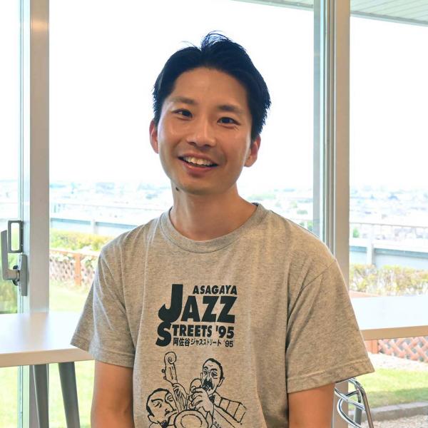 阿佐谷ジャズストリート30年記念Tシャツ姿の柴田真光さん