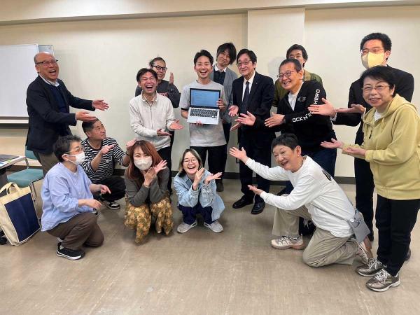 明るい阿佐谷ジャズストリート実行委員のメンバーと一緒に。中央が柴田さん（写真提供：阿佐谷ジャズストリート実行委員会）