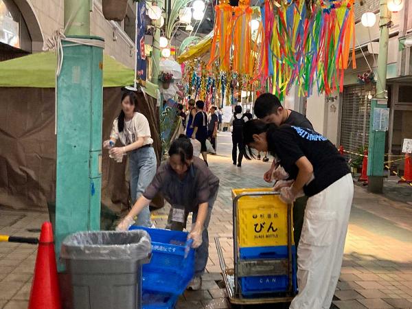 現在は60人のボランティアが交代制でごみを収集するようになった（写真提供：ネイバーズグッド）