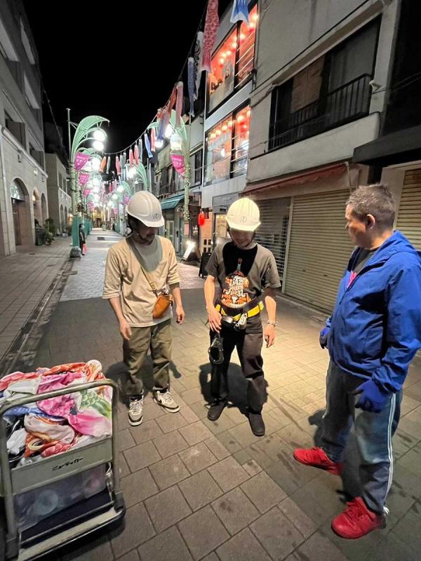 夜間にひっそりと行う商店街の鯉のぼり撤収作業（写真提供：ネイバーズグッド）