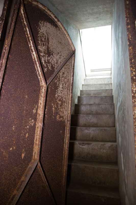 防空壕内から外を望む