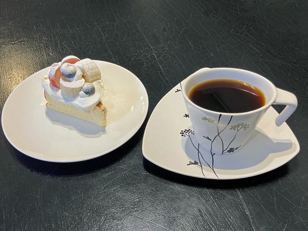 「バスクチーズケーキ」。注文を受けてからクリームの泡立てをしている