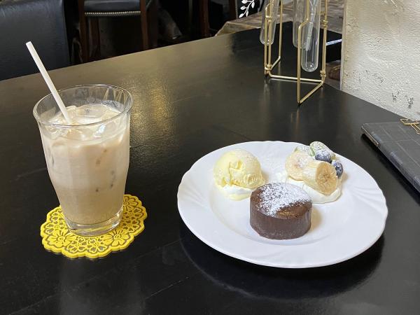 「ピスタチオカフェラテ」と「フォンダンショコラ」。満足できる組み合わせだ