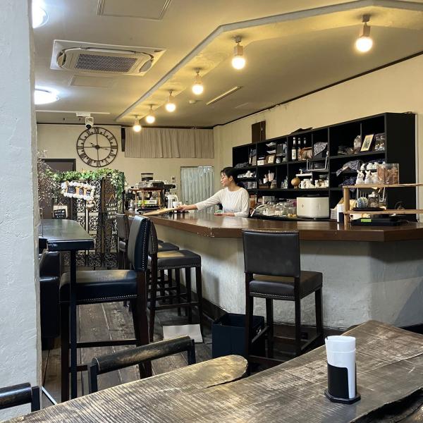 外からは想像できない広がりのある店内