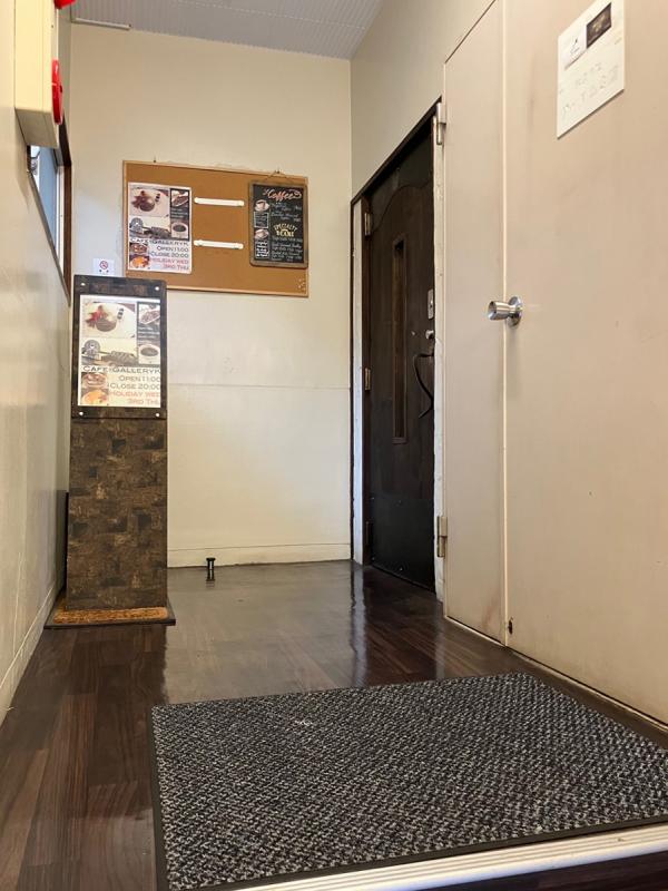 階段を上ってドアを開けたら、CAFE-GALLERY Kの世界が広がる 　