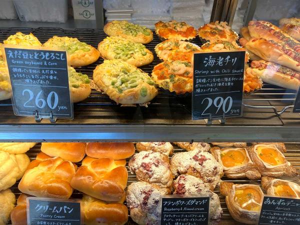 定番のクリームパンやメロンパンのほか、ユニークな「海老チリ」パンも