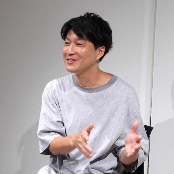 長屋について笑顔で語る藤原さん