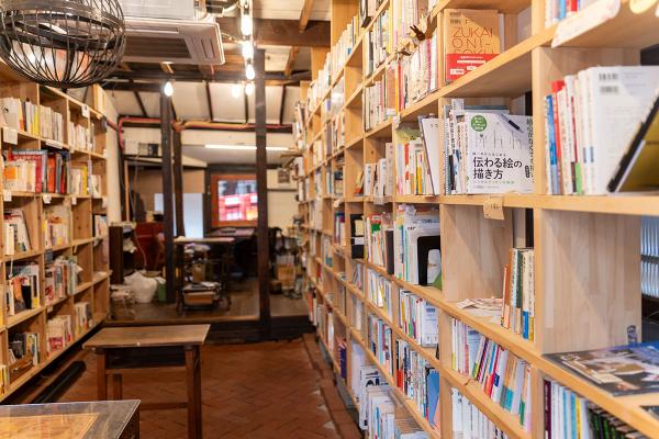 「本の長屋」内部。奥に建設当時からの柱が残る