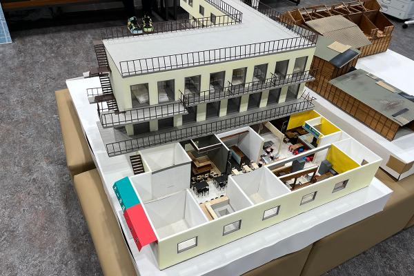 大一市場の模型。現在（左）、建て替え前（右奥）