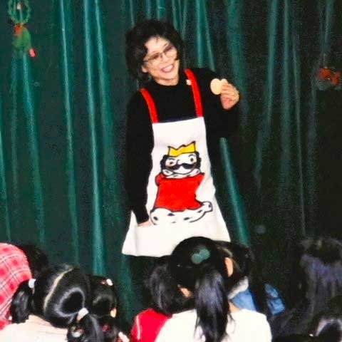 1996（平成８）年、区民センターで「王さまばんざい」を上演。58歳の頃（写真提供：山口桂子さん）