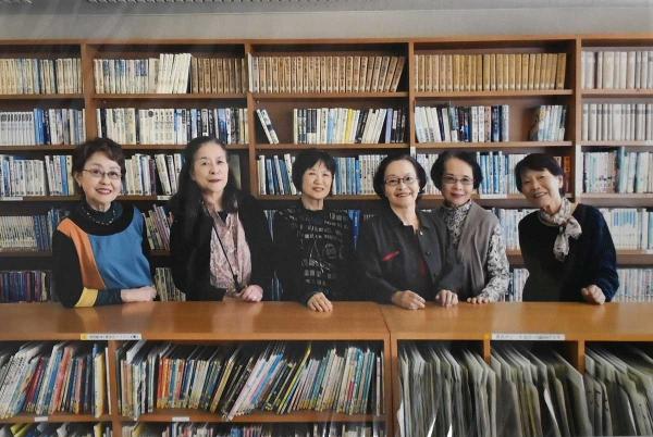 図書室の閉室前日に「子ども文庫ぐるんぱ」の仲間と。左から２番目が西内（写真提供：山口桂子さん）