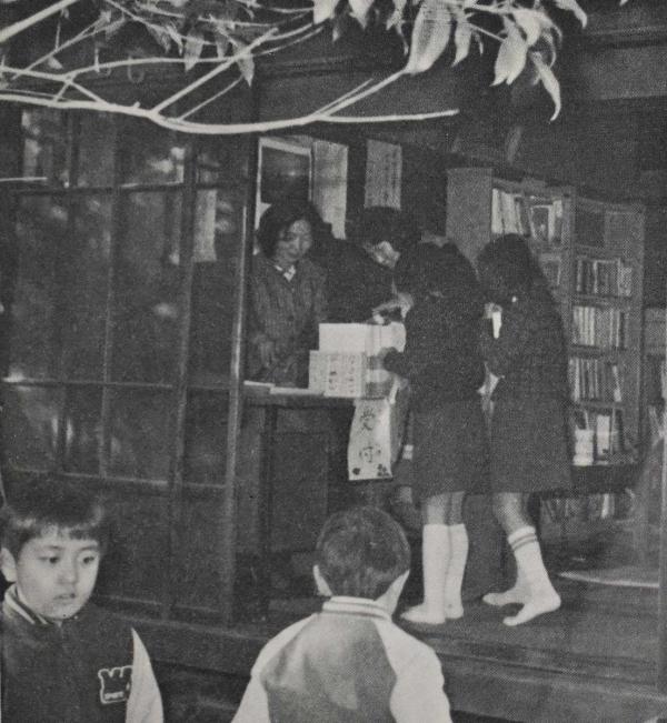 「子ども図書館すぎの木」で本を借りる子どもら（出典：「杉並区図書館だより」、所蔵：山口桂子さん）