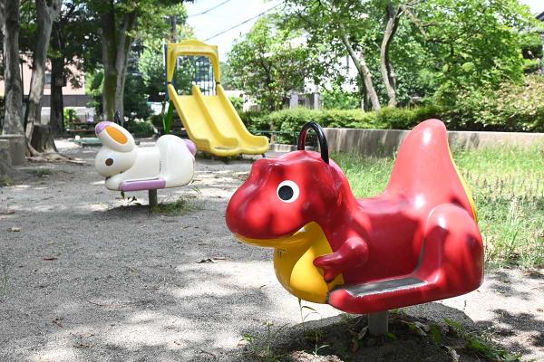 かわいいスプリング遊具や、小さな子供向けのすべり台などがある