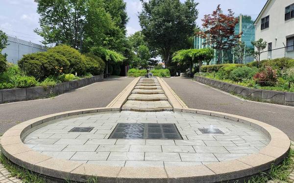 緩やかな階段を下って水が流れる永福中央公園
