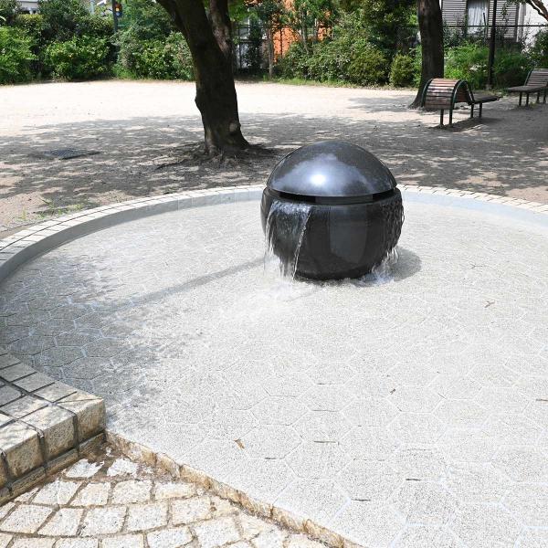 黒い球体から水が流れ出ているのがユニーク