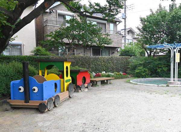 汽車の形をした遊具もあり、乗り物好きな子供に喜ばれそう