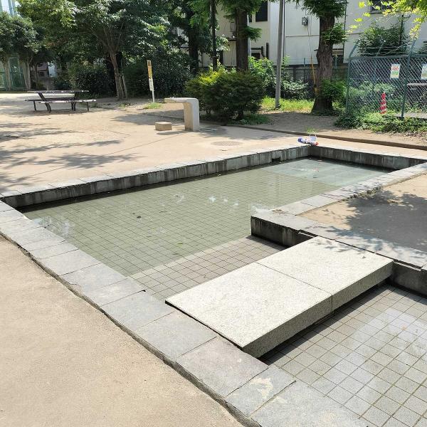 最終地点のたっぷりの水を使って水鉄砲で遊ぶ子供も多い