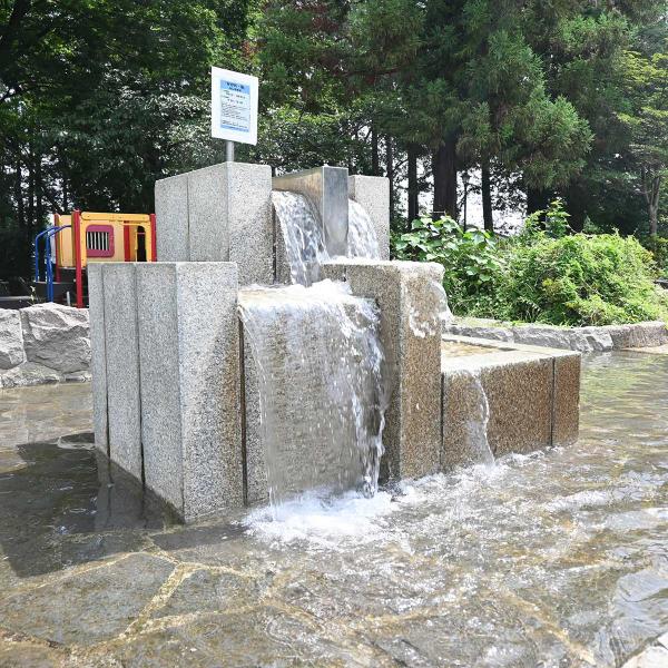 流れのスタート地点。滝のように水が流れ出ている