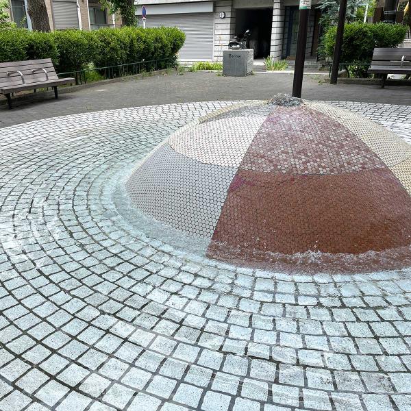 半球から水が湧き出て、見た目にも涼しいじゃぶじゃぶ池