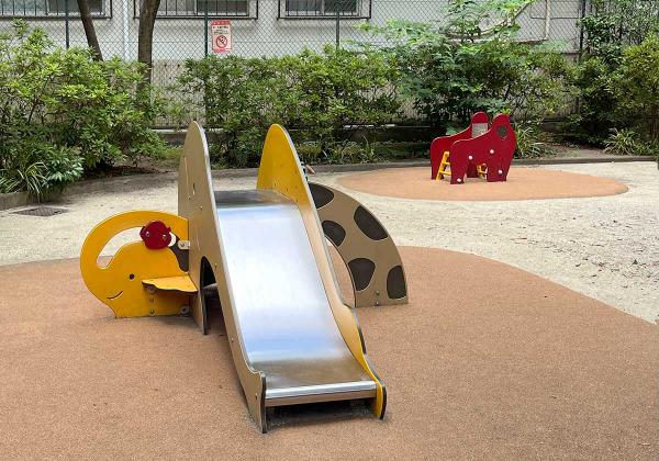 低めのすべり台など、幼児向け遊具も充実