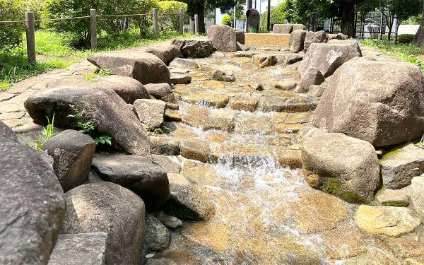 久我山東原公園。岩が並んでいて自然の中にいる感覚で遊べる